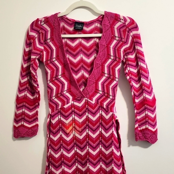 Simons Twik: Pink, fuscha, crochet dress for beach, day or night time. SizeSmall - Picture 2 of 4